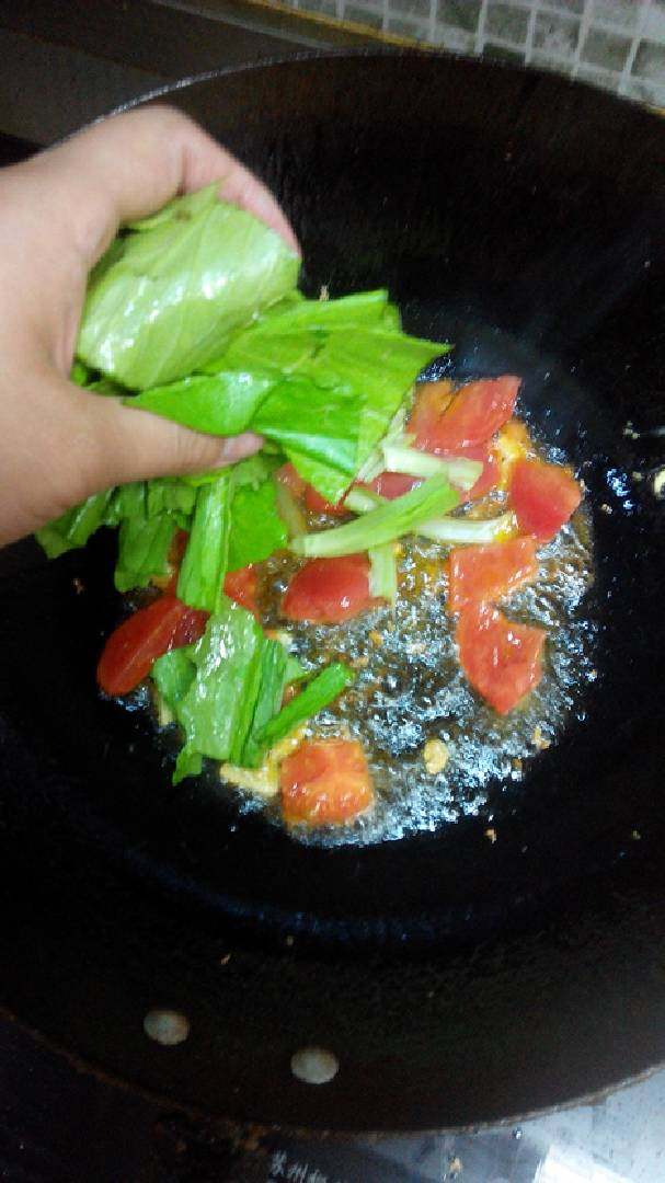 炒饼,起油锅,放蒜,炒西红柿和菜