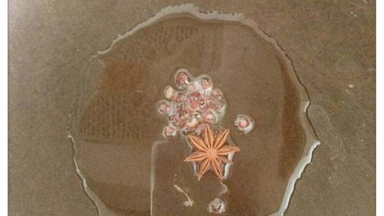 香菌肉丝面,锅底倒油，放入<a style='color:red;display:inline-block;' href='/shicai/ 700'>花椒</a>和八椒。炝出香味，捞出。