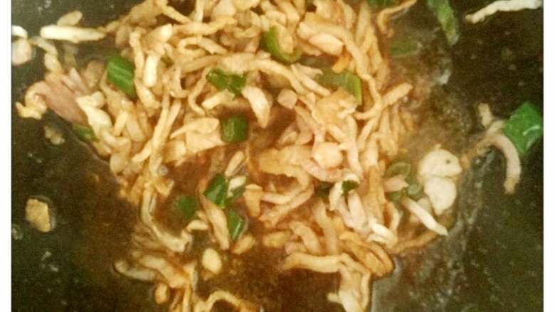 香菌肉丝面,放入<a style='color:red;display:inline-block;' href='/shicai/ 6081'>肉</a>，少许<a style='color:red;display:inline-block;' href='/shicai/ 788'>生抽</a>和醋翻抄。