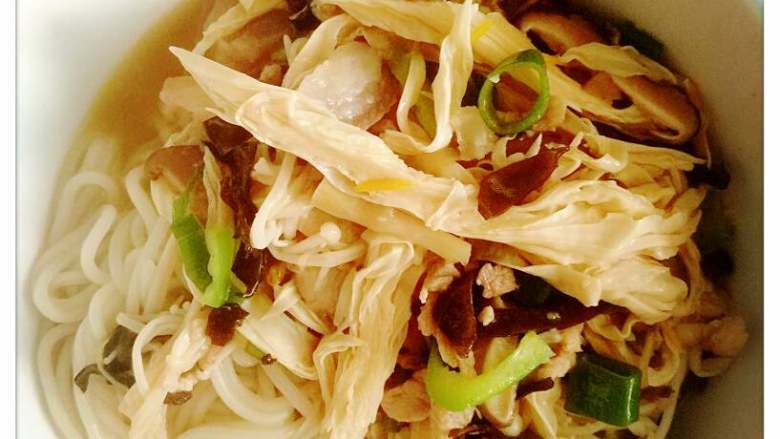 香菌肉丝面,把面煮好，成盘。