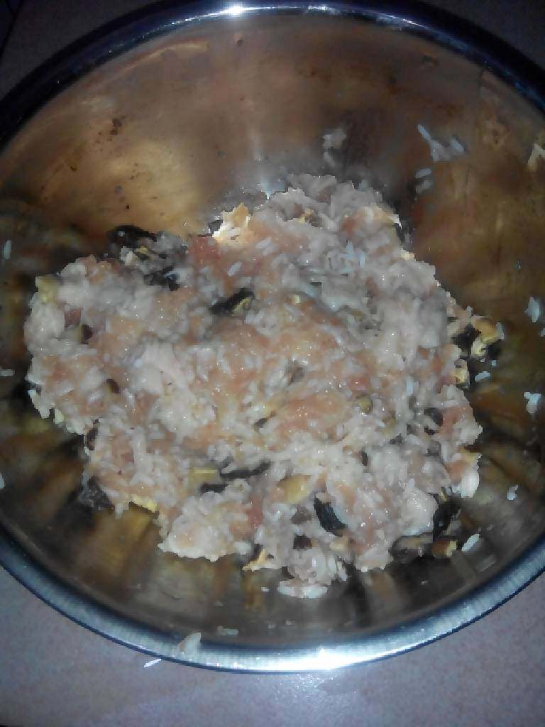酿苦瓜,<a style='color:red;display:inline-block;' href='/shicai/ 498'>糯米</a>米杯1杯左右(多点也无所谓),用热水泡半个小时以上;
干<a style='color:red;display:inline-block;' href='/shicai/ 230'>香菇</a>8个洗干净后再用水泡软,泡过<a style='color:red;display:inline-block;' href='/shicai/ 230'>香菇</a>的水别倒掉,备用;
<a style='color:red;display:inline-block;' href='/shicai/ 414'>猪肉</a>1斤(大概)剁碎,<a style='color:red;display:inline-block;' href='/shicai/ 230'>香菇</a>切丁,<a style='color:red;display:inline-block;' href='/shicai/ 498'>糯米</a>过滤掉水,和肉末、<a style='color:red;display:inline-block;' href='/shicai/ 230'>香菇</a>丁搅拌均匀,加入盐再次搅拌均匀备用