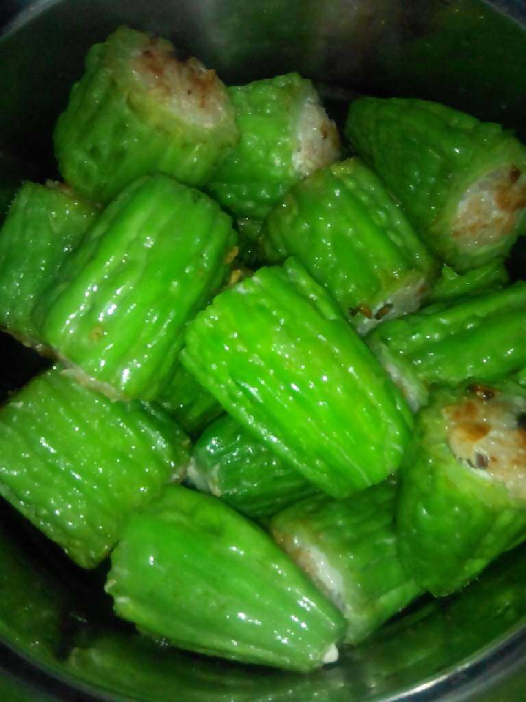 酿苦瓜,把所有煎过的酿苦瓜放到锅里(炒锅、电饭锅、大汤锅都可以),在前面所说到的香菇水中加入盐,搅匀后倒入放着酿苦瓜的锅里,当然,只是香菇水肯定不够的,再加入清水没过苦瓜即可,然后大火煮沸后,中小火慢煮,在煮的过程,可用筷子插一下苦瓜,苦瓜软熟即可,如果苦瓜还未软熟,而水也不多了,可自行添加适量水继续焖煮