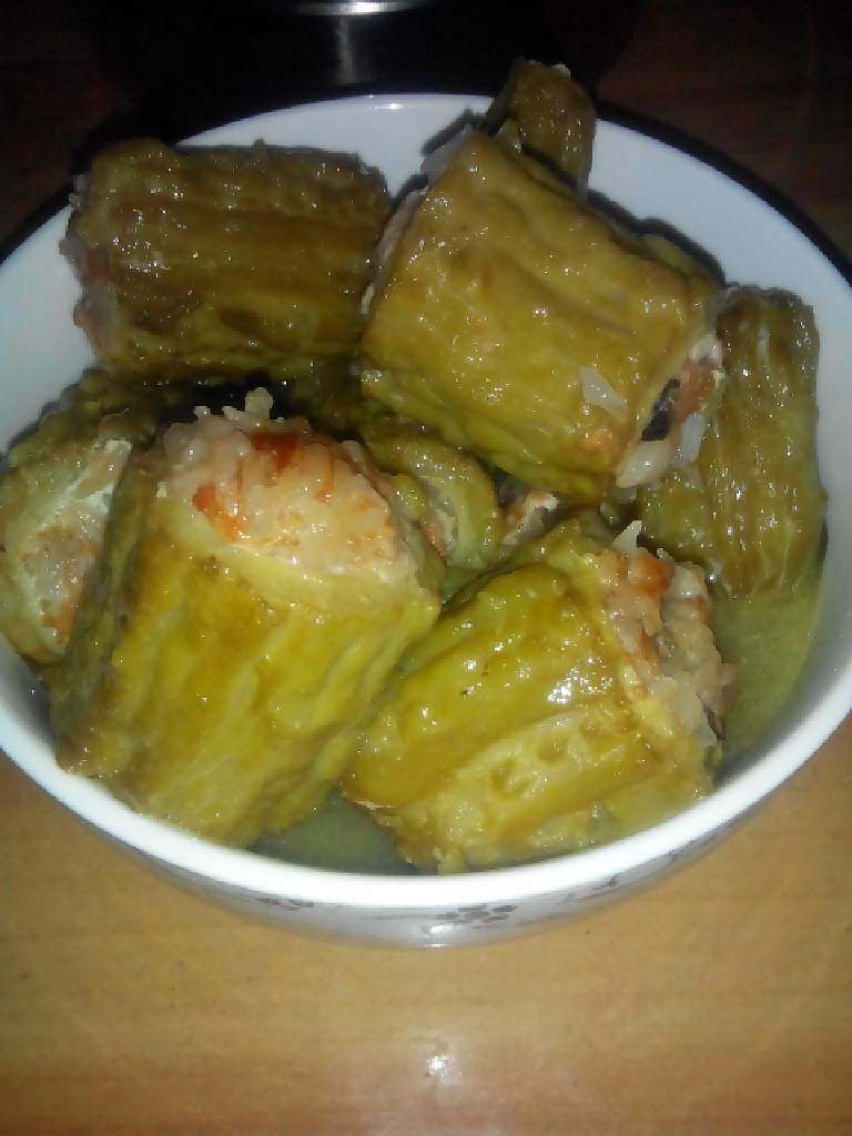 酿苦瓜,煮熟时还会有点汤底,这个汤底拌饭非常好吃,特别是大夏天胃口不好不想吃饭时,来点酿苦瓜汤底拌饭我每每都能吃一碗