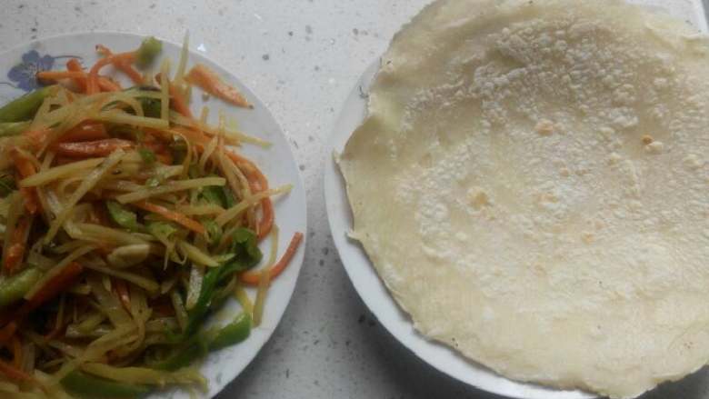 单饼卷菜,把菜夹进饼里……卷起………………开吃!