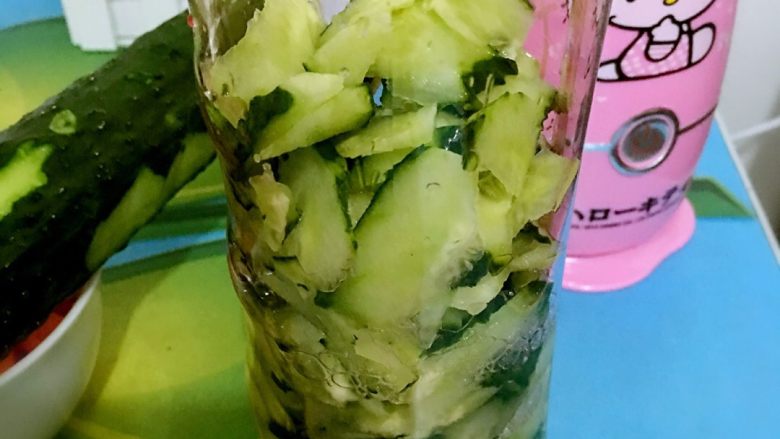 初夏水果季·自制青瓜汁,如图,<a style='color:red;display:inline-block;' href='/shicai/ 3581'>青瓜</a>用剪刀或者刀切小块,加入适量矿泉水。