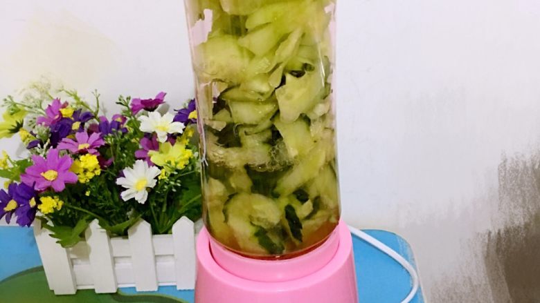 初夏水果季·自制青瓜汁,如图,放入榨汁机搅成汁。