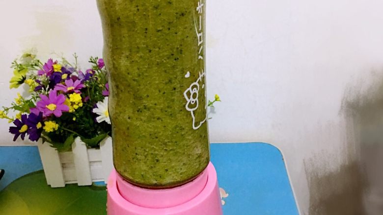 初夏水果季·自制青瓜汁,如图,搅拌均匀。小型榨汁机需要多搅拌几次。