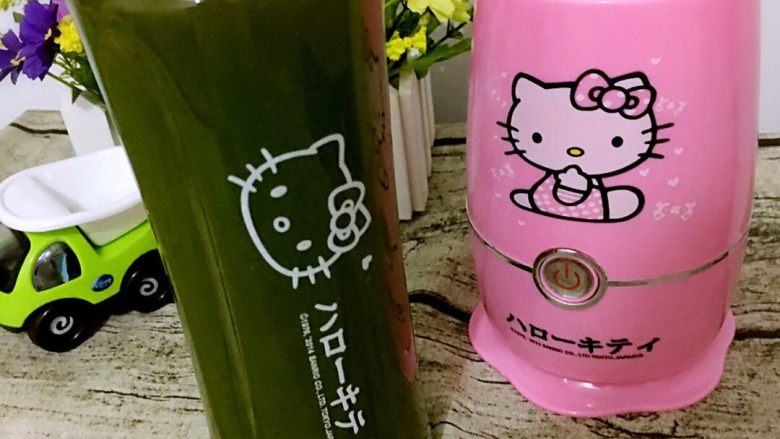 初夏水果季·自制青瓜汁,如图,青瓜汁成片图!加入适量<a style='color:red;display:inline-block;' href='/shicai/ 865'>蜂蜜</a>摇匀即可食用啦!