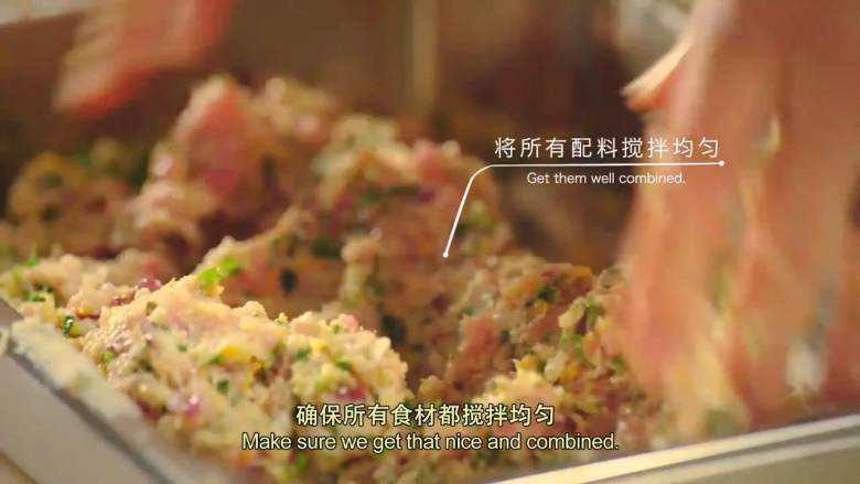 澳大利亚烤乳猪 填馅脆皮烤乳猪,<a style='color:red;display:inline-block;' href='/shicai/ 2778'>法香</a>切碎加入肉馅,把锅中炒香的调料加入肉馅,搅拌均匀