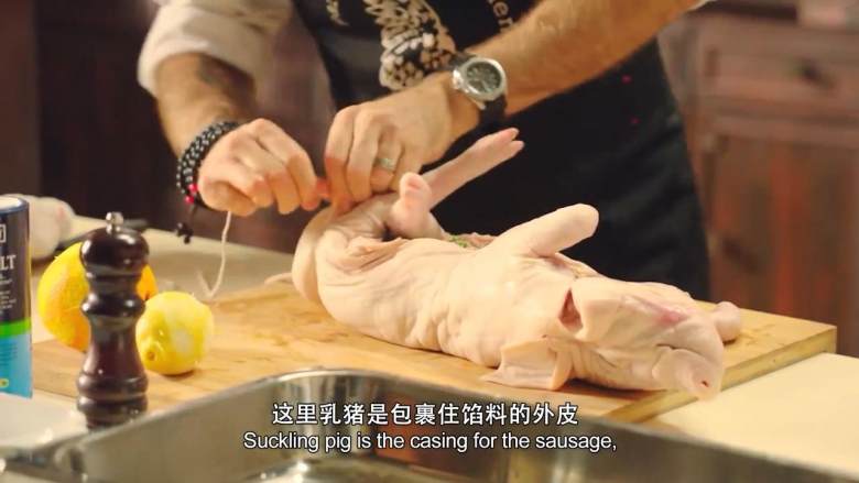 澳大利亚烤乳猪 填馅脆皮烤乳猪,乳猪内部撒上胡椒、盐,把馅料填入乳猪,封口扎紧