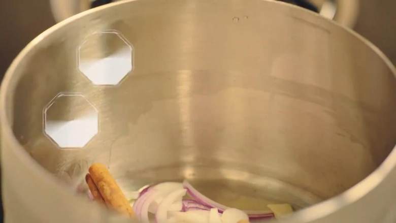 澳大利亚烤乳猪 填馅脆皮烤乳猪,锅中加入橄榄油,加入切片的一颗红洋葱、蒜瓣、<a style='color:red;display:inline-block;' href='/shicai/ 3750'>肉桂</a>、香叶、八角、盐