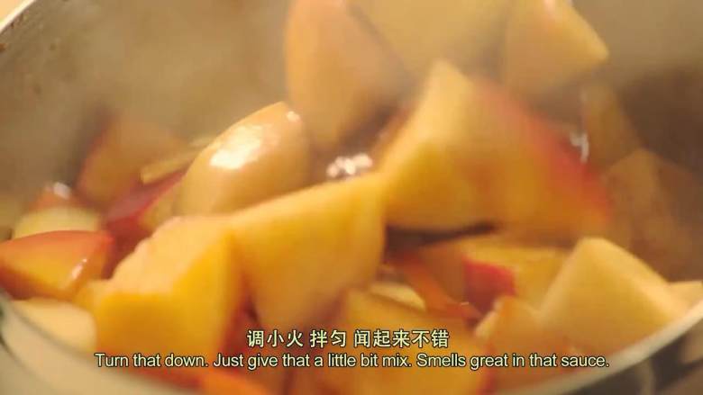 澳大利亚烤乳猪 填馅脆皮烤乳猪,酸甜酱锅调小火,搅拌均匀