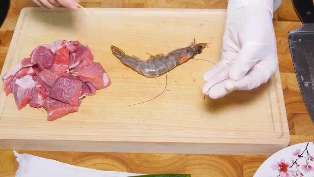 鲜虾羊肉砂锅,把<a style='color:red;display:inline-block;' href='/shicai/ 329'>羊肉</a>处理干净切成3、4公分的大块，把虾须虾腔剪掉，虾背剪开，挑出虾线