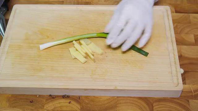 鲜虾羊肉砂锅,姜切片，葱切寸段