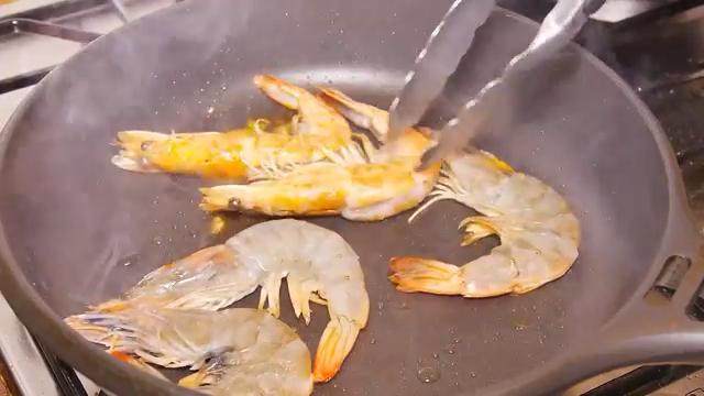 鲜虾羊肉砂锅,热锅倒油，放入<a style='color:red;display:inline-block;' href='/shicai/ 296'>大虾</a>煎上20秒盛出放冰箱待用