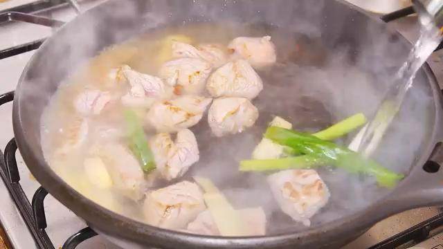 鲜虾羊肉砂锅,倒入羊肉，中火煎到表面上色，放入葱段姜片、<a style='color:red;display:inline-block;' href='/shicai/ 700'>花椒</a>煸炒，倒入料酒、清水