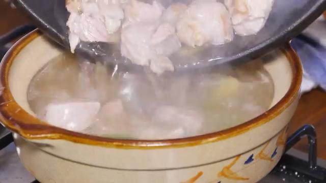 鲜虾羊肉砂锅,中火预热砂锅，倒入羊肉，大火煮开，盖上盖子转小火煮40分钟