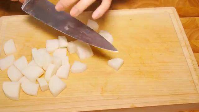 鲜虾羊肉砂锅,<a style='color:red;display:inline-block;' href='/shicai/ 26'>白萝卜</a>去皮切成小块