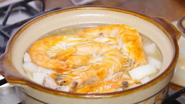 鲜虾羊肉砂锅,再放入大虾，加盐调味，转大火煮3分钟即可