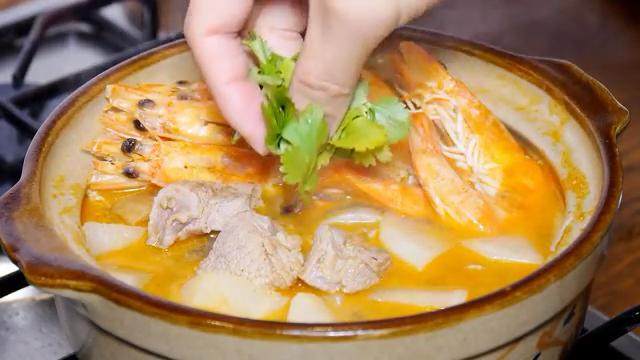 鲜虾羊肉砂锅,撒上<a style='color:red;display:inline-block;' href='/shicai/ 720'>胡椒粉</a>、和<a style='color:red;display:inline-block;' href='/shicai/ 131'>香菜</a>即可上桌