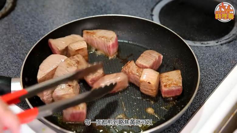 红酒炖牛肉,起锅中大火倒橄榄油，放入牛肉煎至每面略焦黄后放入高汤中，加入培根和<a style='color:red;display:inline-block;' href='/shicai/ 13418'>红酒</a>