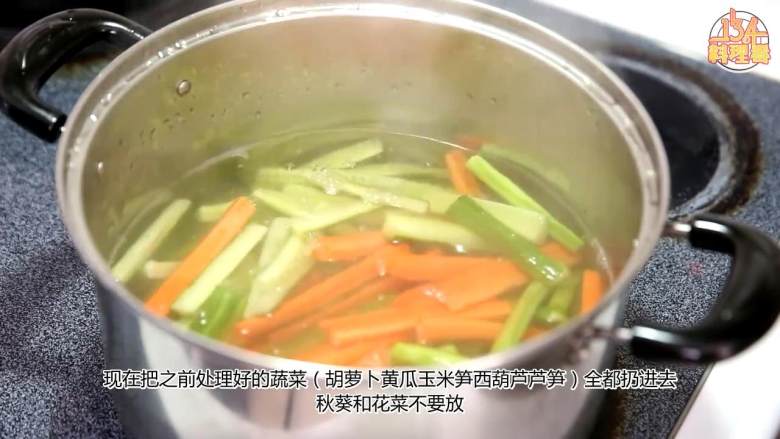 九珍蔬菜法式冻,水烧开加盐,放入包心菜叶子煮软,然后放入冷水中,胡萝卜黄瓜<a style='color:red;display:inline-block;' href='/shicai/ 516'>玉米笋</a>西葫芦放入水中煮,整体煮软