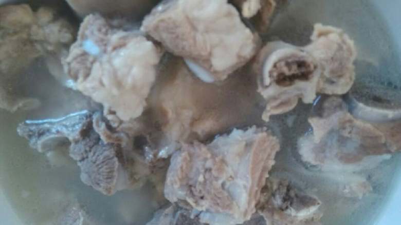 排骨土豆炖豆角,提前一小时煮<a style='color:red;display:inline-block;' href='/shicai/ 434'>排骨</a>，汤留用