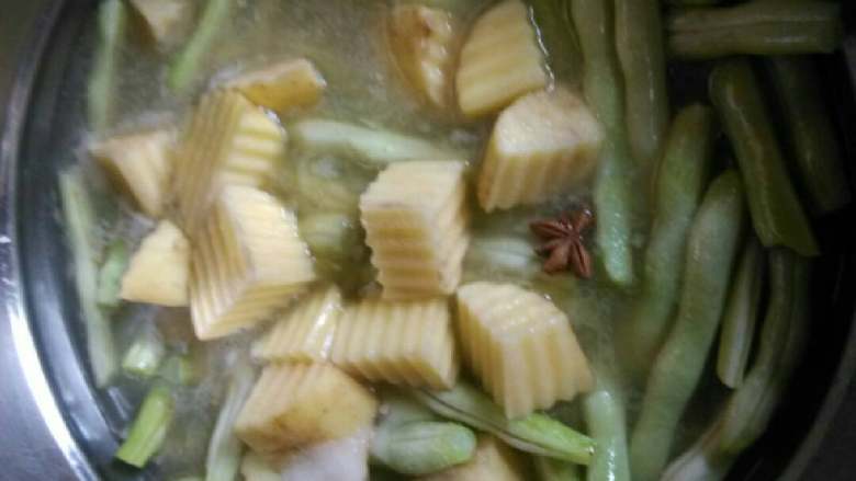排骨土豆炖豆角,开中火，锅里加入少量油，油热后，把沥干的豆角倒入锅里翻炒，1分钟后，加入排骨汤，土豆块，一个<a style='color:red;display:inline-block;' href='/shicai/ 3746'>大料</a>，2片姜片，盖上锅盖炖煮。