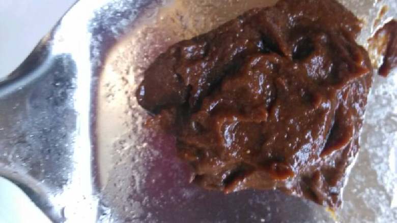 排骨土豆炖豆角,十五分钟后，加入一勺大酱，一勺盐，继续炖煮