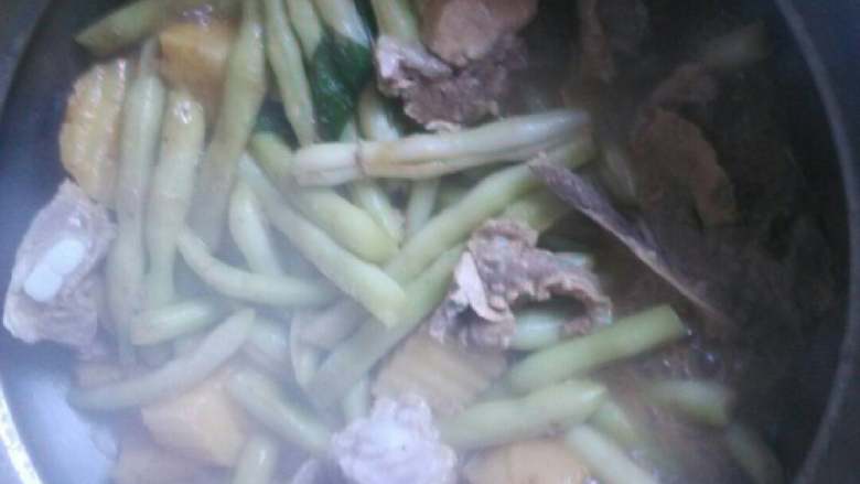排骨土豆炖豆角,十分钟后，加入排骨，葱段，继续中火炖。