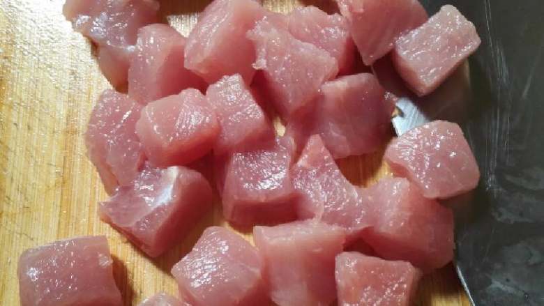 菠萝咕噜肉,<a style='color:red;display:inline-block;' href='/shicai/ 4430'>里脊肉</a>洗净,去筋膜,切小块。