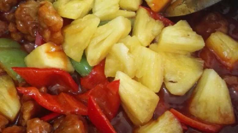 菠萝咕噜肉,再倒入菠萝块,继续快速翻炒均匀。