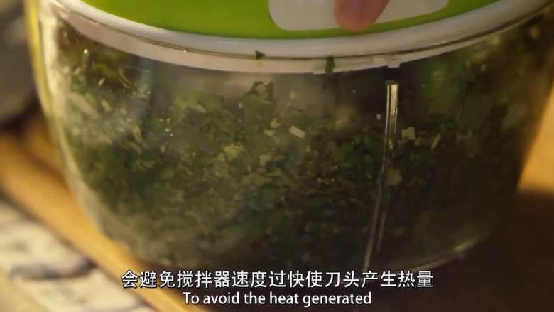 意大利龙虾青酱意面,<a style='color:red;display:inline-block;' href='/shicai/ 746'>罗勒叶</a>洗净用毛巾擦干，枝干扔掉取叶，加入擦成丝的帕马森干酪、<a style='color:red;display:inline-block;' href='/shicai/ 670'>松子</a>、盐、蒜瓣、<a style='color:red;display:inline-block;' href='/shicai/ 851'>橄榄油</a>，捣碎，搅拌成酱