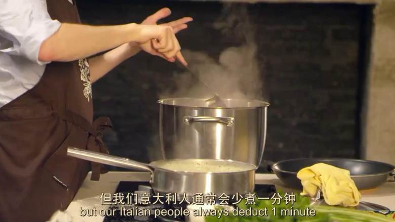 意大利龙虾青酱意面,取两撮<a style='color:red;display:inline-block;' href='/shicai/ 533'>意大利面</a>,均匀撒入锅中,煮6-8分钟,加入一点橄榄油、盐
