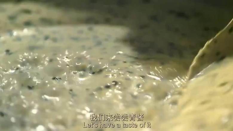意大利龙虾青酱意面,青酱中加入粗盐、<a style='color:red;display:inline-block;' href='/shicai/ 134333'>黑胡椒</a>、<a style='color:red;display:inline-block;' href='/shicai/ 519'>面粉</a>、肉豆蔻粉，搅拌均匀，关火。
