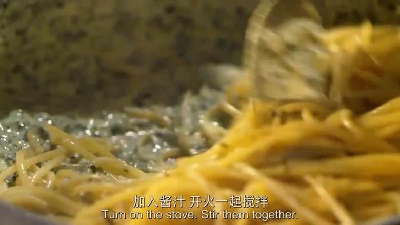 意大利龙虾青酱意面,意面沥水捞出,加入酱汁,开火一起搅拌