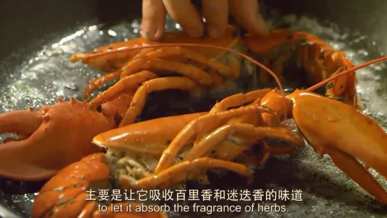 意大利龙虾青酱意面,将百里香末、迷迭香末涂在龙虾上。锅中加入黄油、橄榄油,小火加热融化,把龙虾入锅煎一下