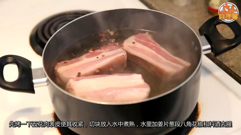年夜饭！2 烧什锦 红烧肉,2-1 烤一下<a style='color:red;display:inline-block;' href='/shicai/ 428'>五花肉</a>表皮使其收紧，切块放入水中煮熟，水里加姜片葱段<a style='color:red;display:inline-block;' href='/shicai/ 695'>八角</a><a style='color:red;display:inline-block;' href='/shicai/ 700'>花椒</a>和<a style='color:red;display:inline-block;' href='/shicai/ 718'>料酒</a>去腥