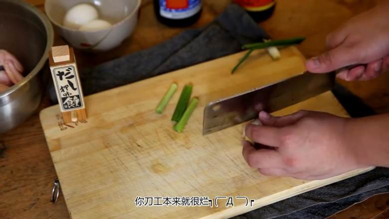 乔装生蛋拌饭,<a style='color:red;display:inline-block;' href='/shicai/ 3250'>葱</a>切段，<a style='color:red;display:inline-block;' href='/shicai/ 37'>姜</a>切片，热锅起油