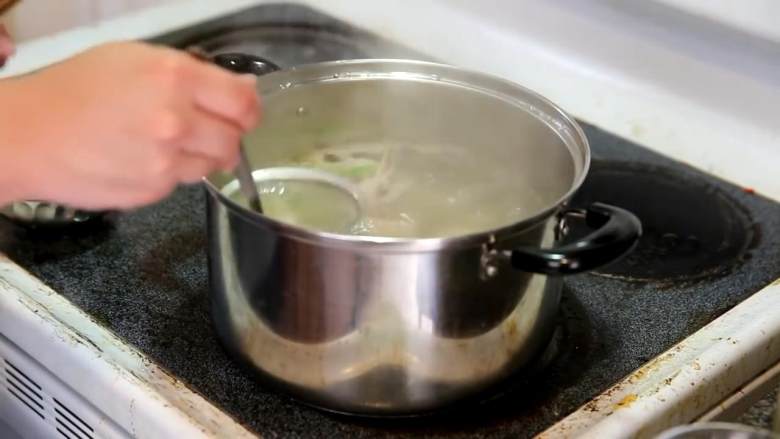 乔装生蛋拌饭,煮一锅水，倒入柴鱼粉，再放入煎好的鸡翅，撇去浮沫