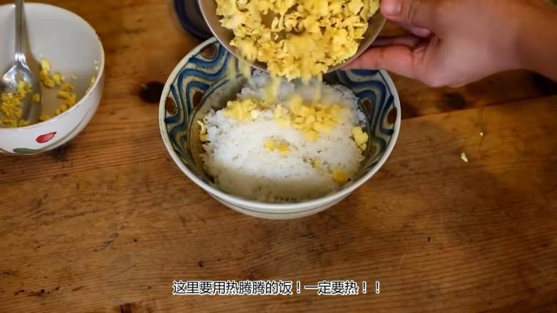 乔装生蛋拌饭,盛一碗热腾腾的米饭，将肉冻鸡蛋倒上去，撒上葱花即可