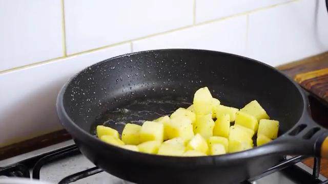 香煎鳕鱼,热锅倒橄榄油，放入土豆，撒上盐和黑胡椒，中火煎