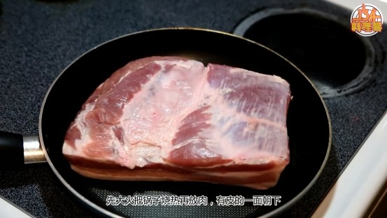 三种饭团,五花肉放平底锅烤一下,锅子一定要烧热,烤好的五花肉切段