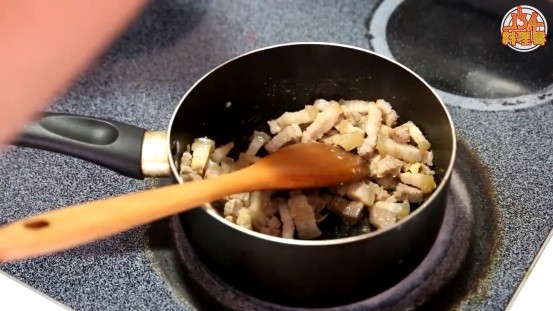 三种饭团,腌制的五花肉取出切丝,放入热锅中火炒制,将腌料也都倒进去,再倒一点清酒,收汁出锅