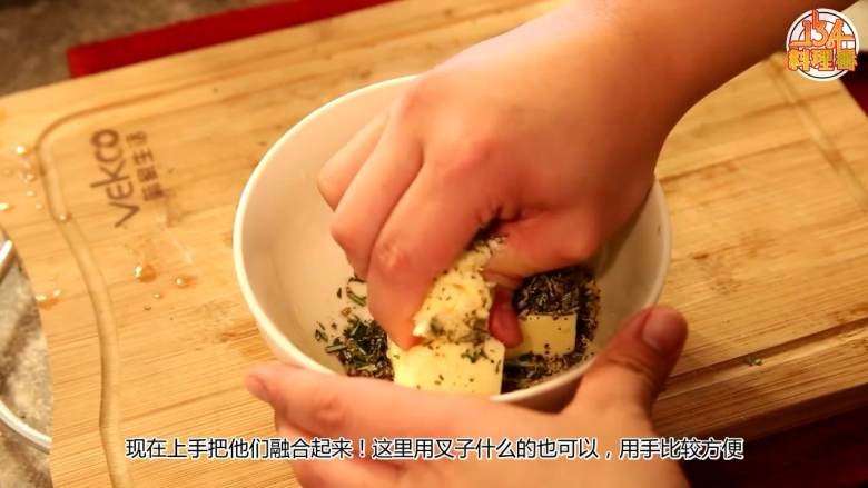 圣诞特辑【烤鸡】,用手把黄油捏软,将所有东西混合均匀