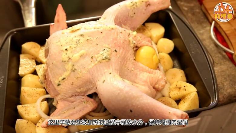 圣诞特辑【烤鸡】,把鸡立起来,往胸腔里撒盐和黑胡椒粉,然后塞入切块的洋葱和剩下的柠檬