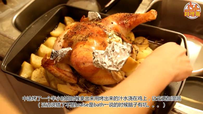 圣诞特辑【烤鸡】,中途烤了一个半小时的时候拿出来将烤盘的肉汁浇在鸡上,再回烤箱继续烤