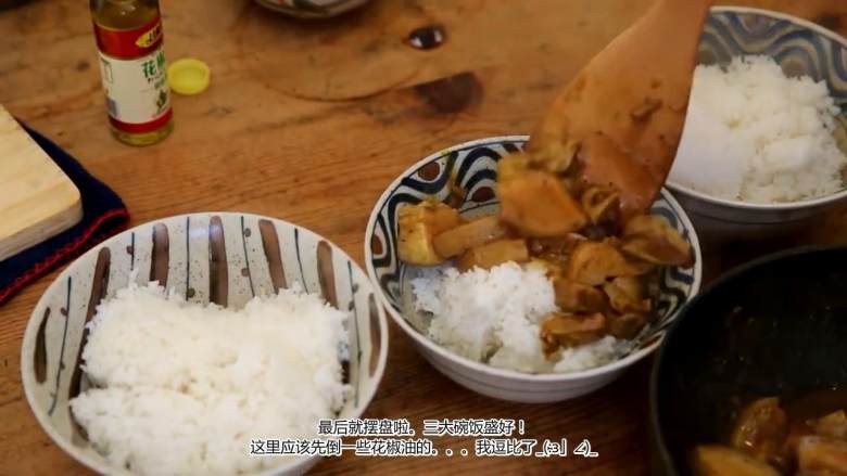 五花肉咖喱丼,摆好米饭，先倒一些花椒油，再放上咖喱五花肉，铺上炒好的芥蓝，撒上葱丝