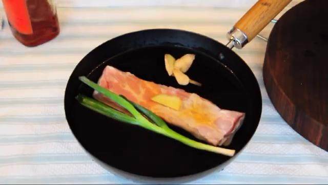 回锅肉,把<a style='color:red;display:inline-block;' href='/shicai/ 6081'>肉</a>放入锅里，放入<a style='color:red;display:inline-block;' href='/shicai/ 3250'>葱</a>、姜片、<a style='color:red;display:inline-block;' href='/shicai/ 718'>料酒</a>，大火煮开，小火煮15-20分钟
