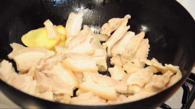 回锅肉,热锅倒油,下姜片,倒入肉片煸炒3分钟